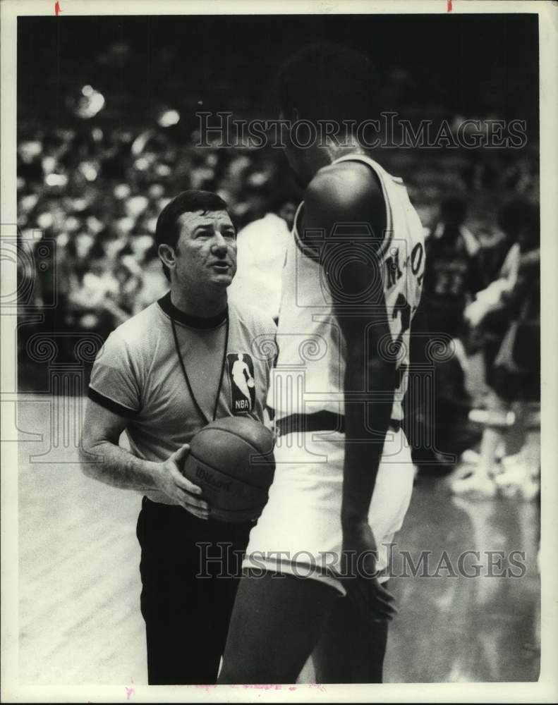 1977 Press Photo Rockets' center Moses Malone talks things over with referee.- Historic Images