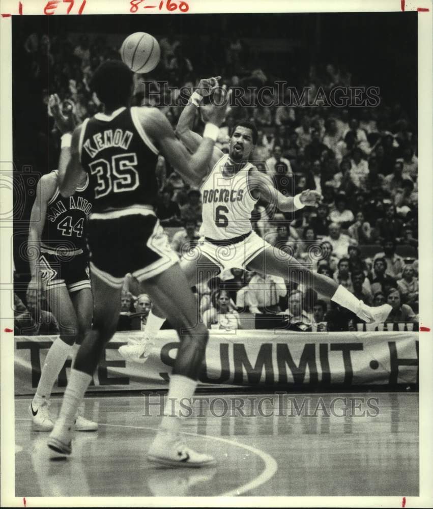 1980 Press Photo Rockets&#39; Henderson leaps to block Spurs&#39; Kenon pass.- Historic Images