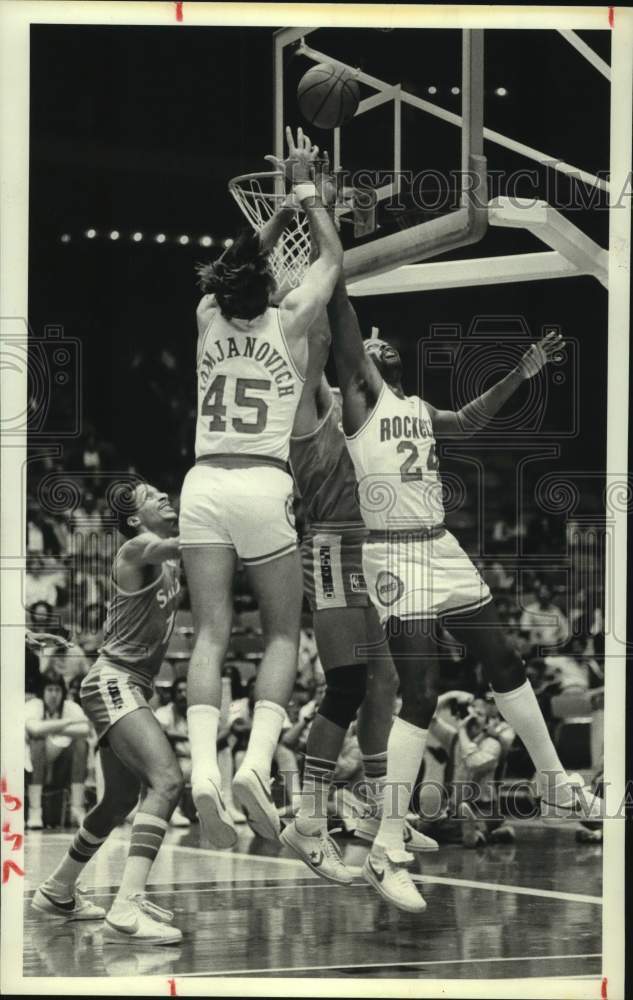 1980 Press Photo Rockets Tomjanovich and Malone battle a Clipper for a rebound.- Historic Images