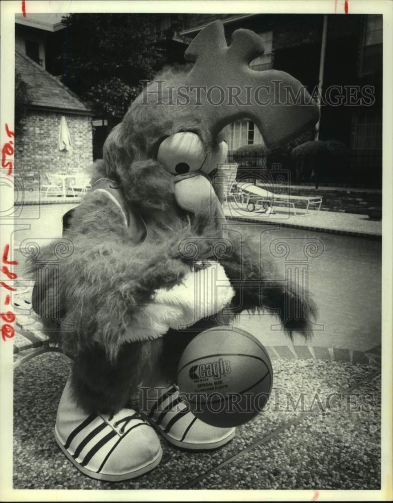 1979 Press Photo Newest Rocket - Rocky, the Rocket Booster is teams new mascot.- Historic Images