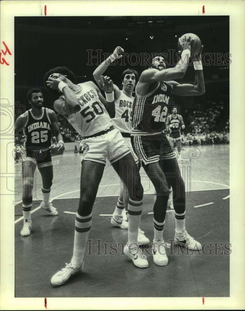 1979 Press Photo Rockets&#39; Robert Reid gets piked in eye by Pacers&#39; Banton.- Historic Images