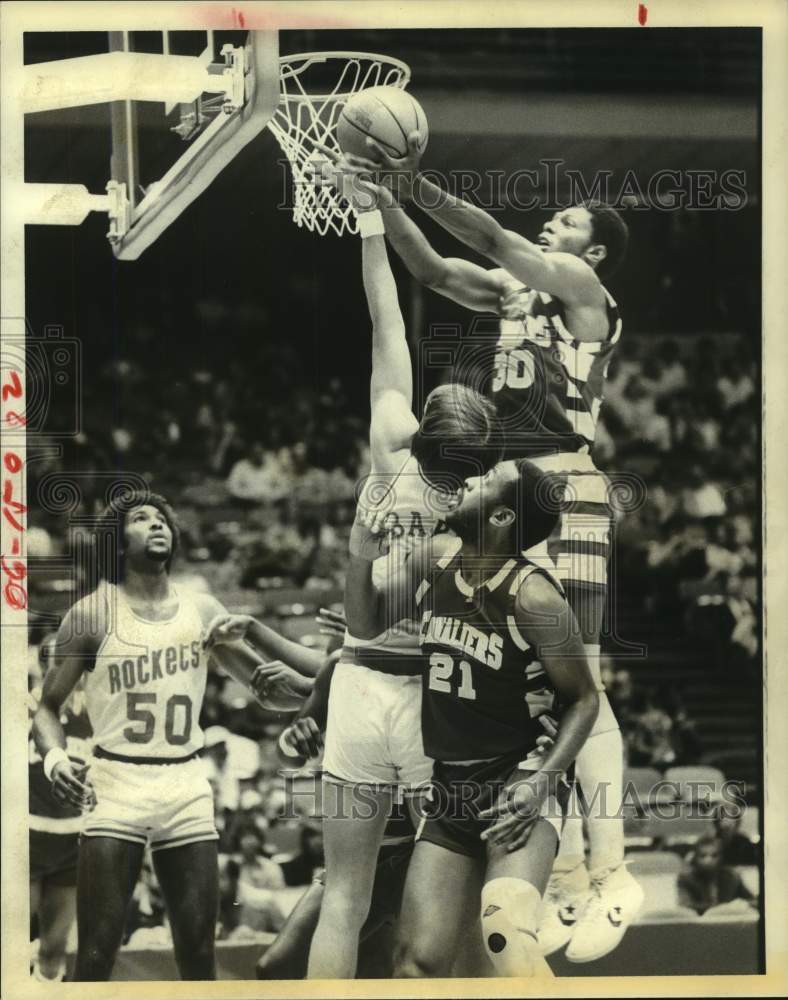 1979 Press Photo Cleveland&#39;s Mike Mitchell shoots over Rockets&#39; Rick Barry.- Historic Images