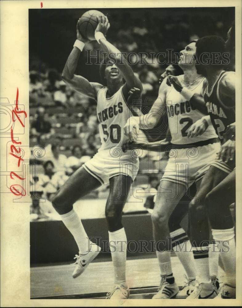 1979 Press Photo Rockets&#39; Robert Reid shoots as Rick Barry screens defenders.- Historic Images