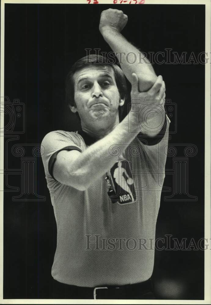 1980 Press Photo NBA Official Paul Mihalak signals a personal foul - hcs12199- Historic Images