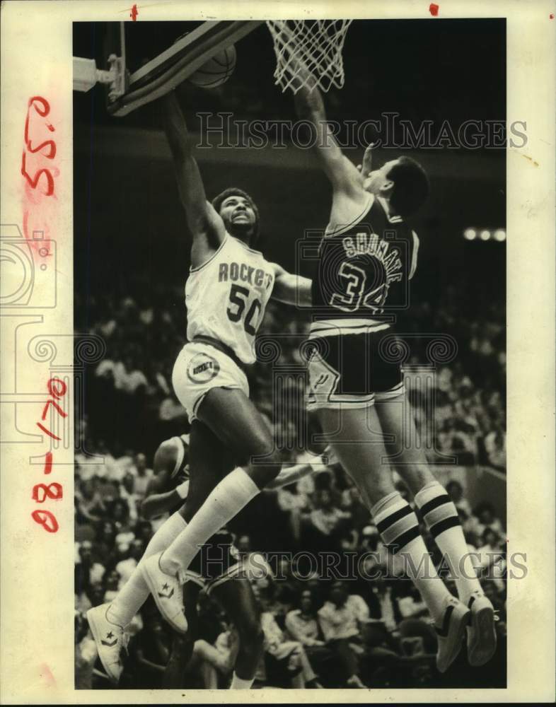 1980 Press Photo Rockets&#39; Robert Reid shoots over Spurs&#39; John Shumate.- Historic Images