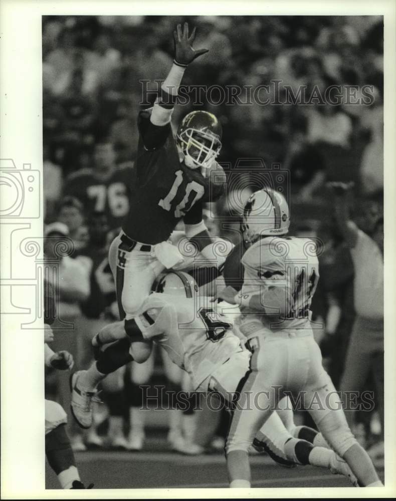 1988 Press Photo Houston&#39;s Johnny Jackson jumps to block Randy Weinlak&#39;s pass.- Historic Images