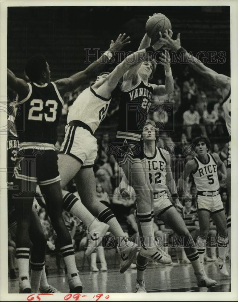 1977 Press Photo Rice&#39;s Frank Jackson has shot blocked in Vanderbilt game- Historic Images