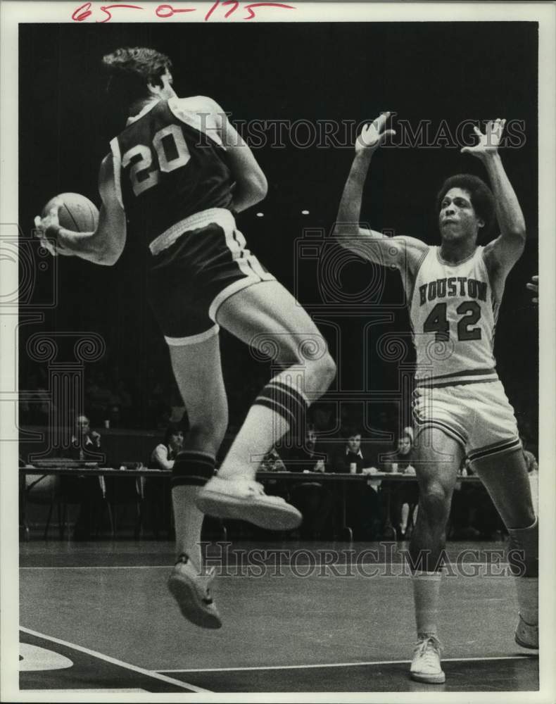 1978 Press Photo Rice University&#39;s Frank Jackson passes around Houston defender- Historic Images