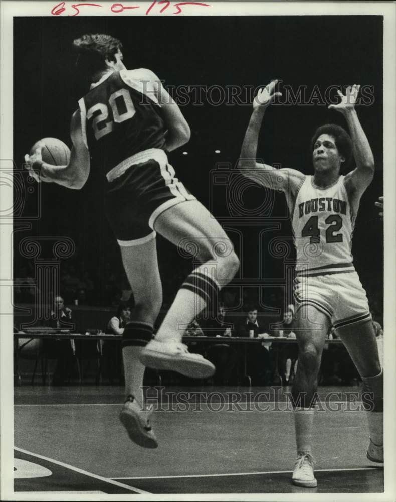 1978 Press Photo Rice University's Frank Jackson passes around Houston defender- Historic Images