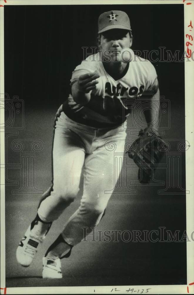 1981 Press Photo Astros&#39; first baseman Mike Ivie tosses ball for a putout.- Historic Images