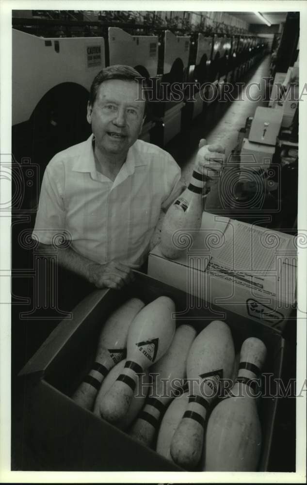 1992 Press Photo Bowler and alley operator Bill Lillard packs away bowling pins.- Historic Images