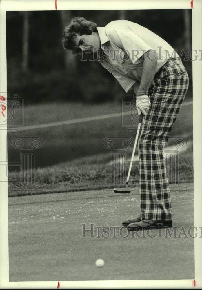 1979 Press Photo Pro golfer Bruce Lietzke putts on hole #9. - hcs12246- Historic Images