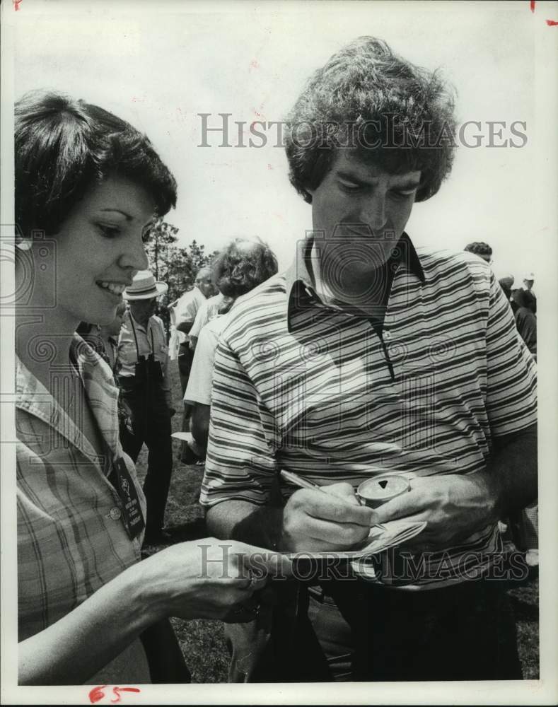 1978 Press Photo Pro golfer Bruce Lietzke signs an autograph for one of his fans- Historic Images