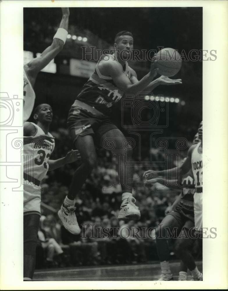 1993 Press Photo Denver&#39;s Liberty leaps to pass between Rockets&#39; Thorpe, Maxwell- Historic Images