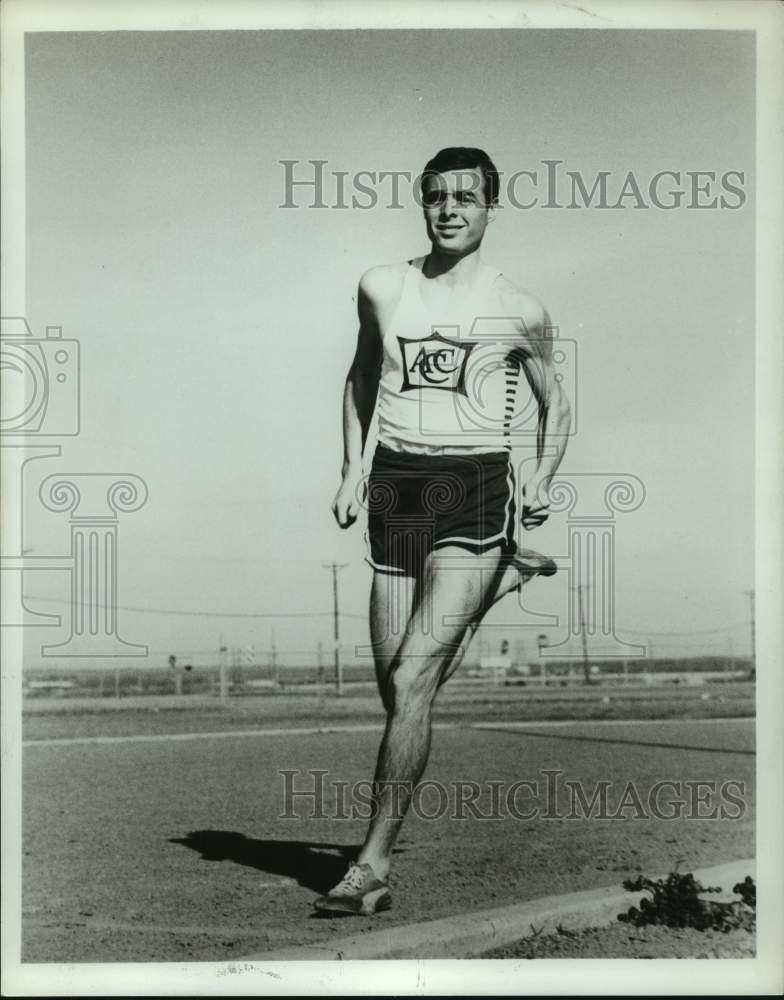 1969 Press Photo Runner Kenny Link on the track. - hcs12256- Historic Images