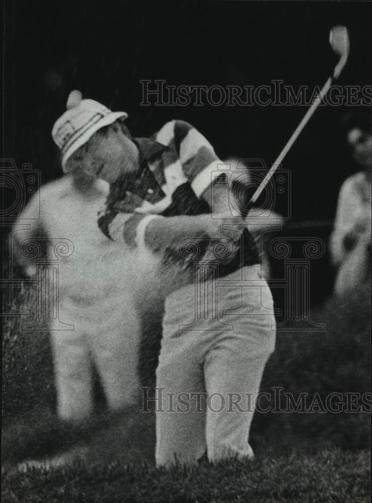 1977 Press Photo Pro golfer Gene Littler hits from sand on #16. - hcs12291- Historic Images