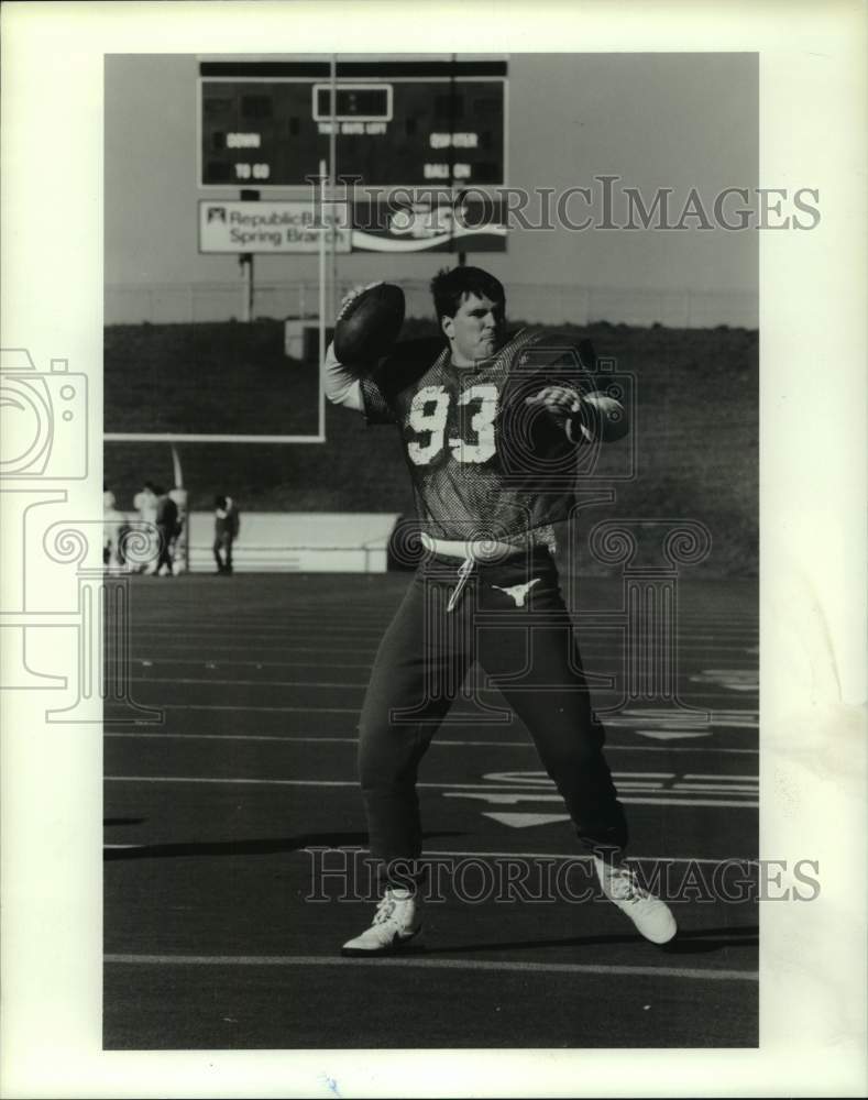 1987 Press Photo Texas&#39; Steve Llewellyn prepares for Bluebonnet Bowl.- Historic Images