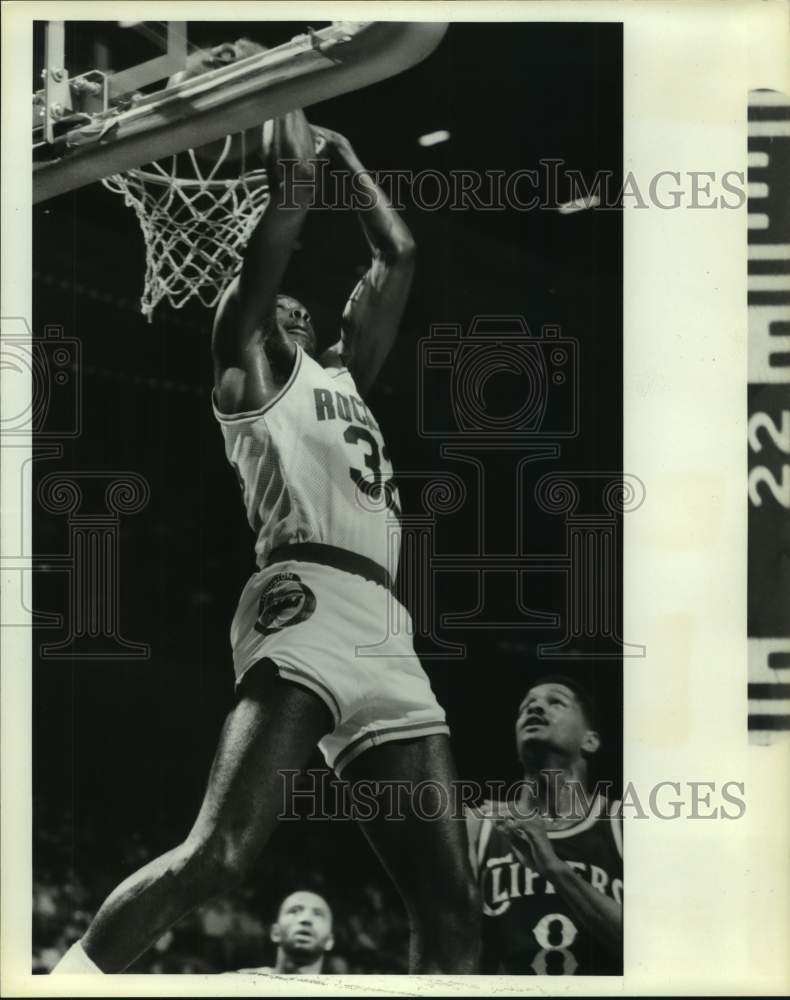 1986 Press Photo Rockets&#39; Lewis Lloyd throws down a reverse slam dunk.- Historic Images