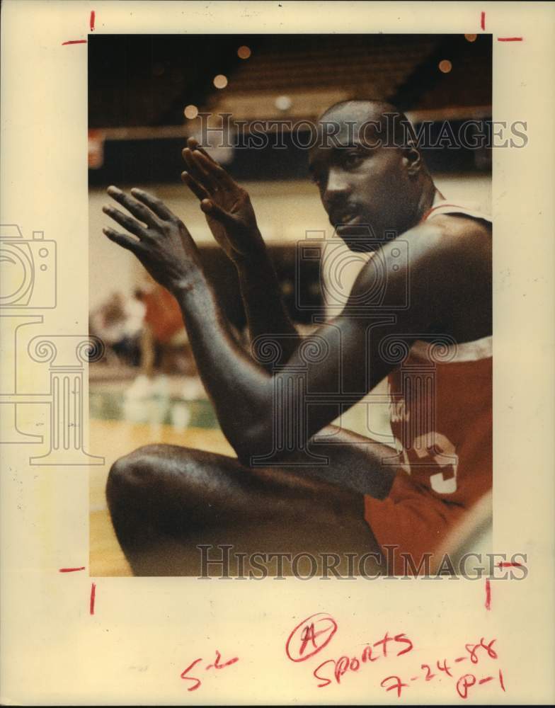 1988 Press Photo 76&#39;ers&#39; Lewis Lloyd on his way back to NBA in Philadelphia.- Historic Images