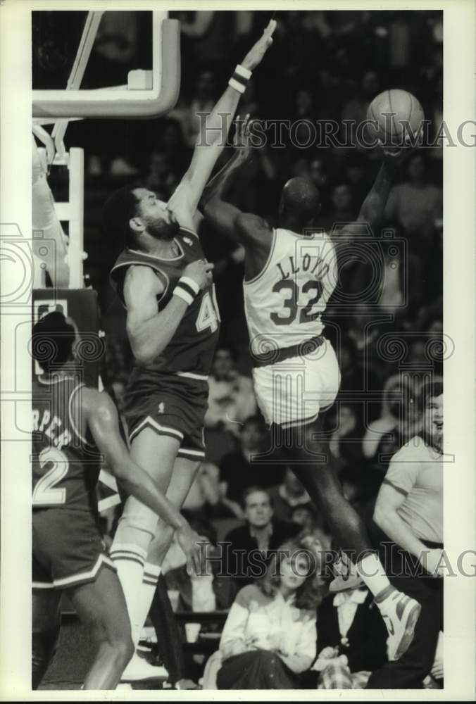 1986 Press Photo Lewis Lloyd goes airborne for two against Don Donaldson.- Historic Images