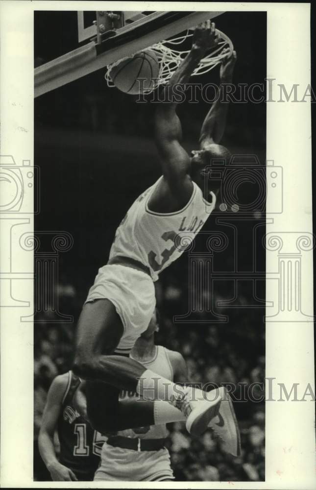 1985 Press Photo Rockets&#39; Lewis Lloyd soars high for a slam dunk against Dallas- Historic Images