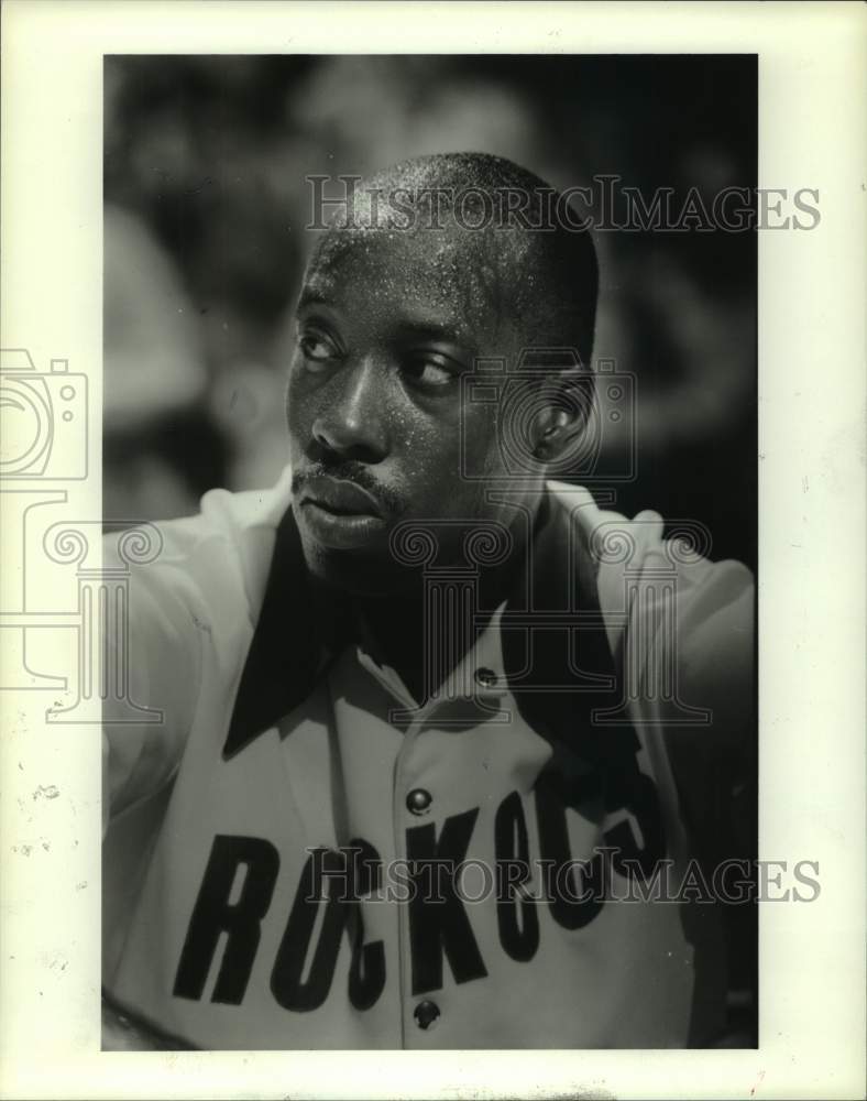 1986 Press Photo Houston Rockets&#39; Lewis Lloyd takes a break on the bench.- Historic Images