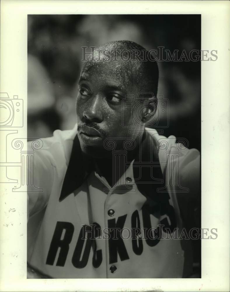 1986 Press Photo Houston Rockets' Lewis Lloyd takes a break on the bench.- Historic Images