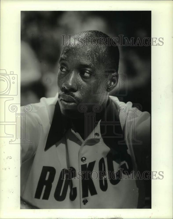 1986 Press Photo Houston Rockets' Lewis Lloyd takes a break on the ...