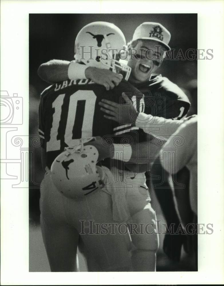 1990 Press Photo Texas backup quarterback Jimmy Saxton hugs Peter Gardere for TD- Historic Images
