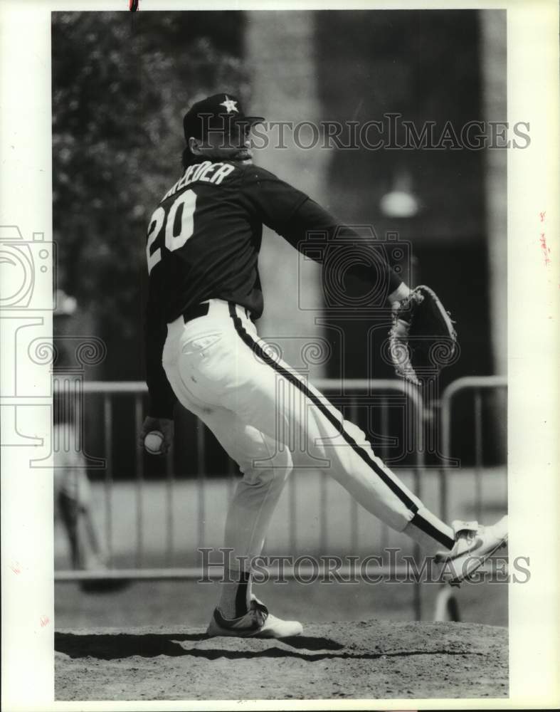 1990 Press Photo Astros&#39; pitcher Dan Schatzeder prepares a pitch on the mound.- Historic Images