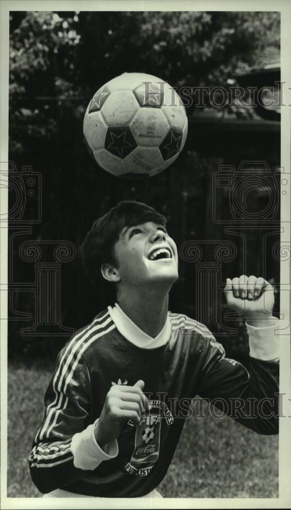 1989 Press Photo Young soccer player Joey Scharmardi practices his ball handling- Historic Images