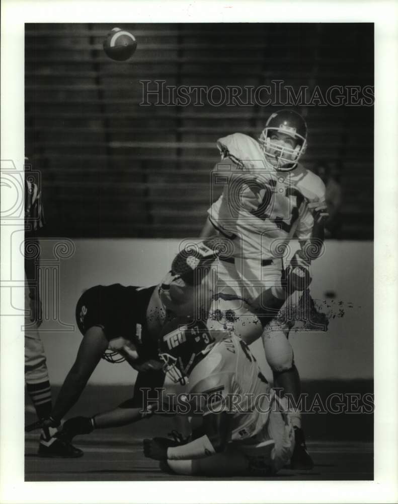 1991 Press Photo Derrick Cullers blocks Charles Gulbronson as Tim Schade passes- Historic Images