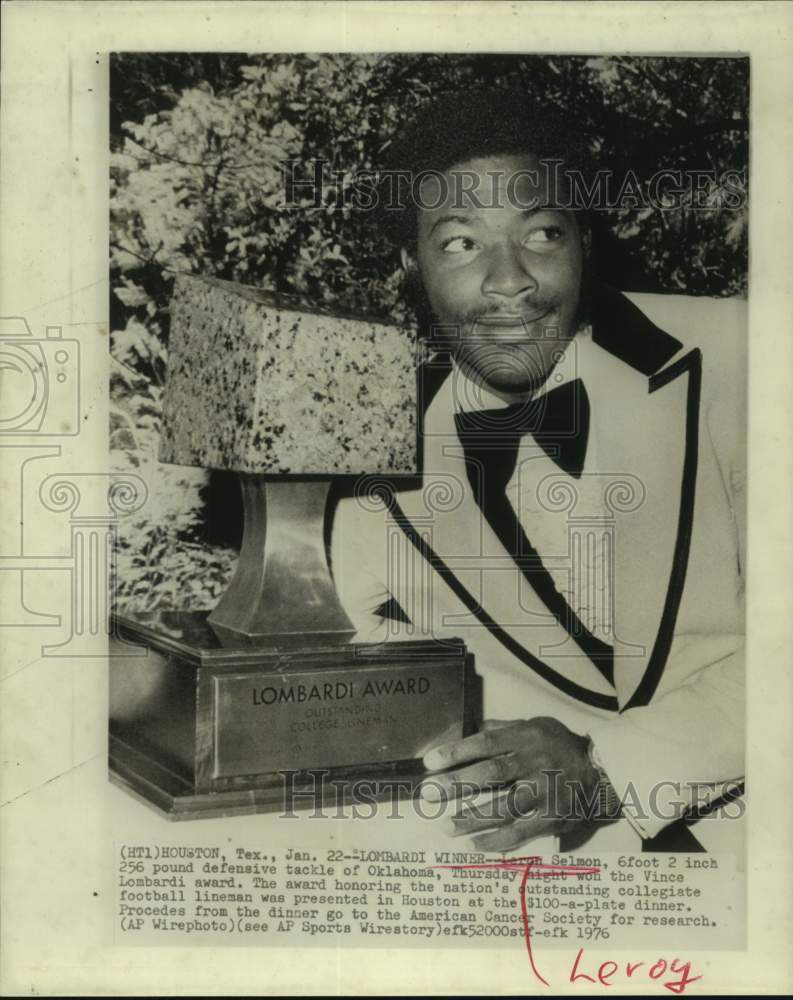 1976 Press Photo University of Oklahoma lineman Leroy Selmon wins Lombardi Award- Historic Images