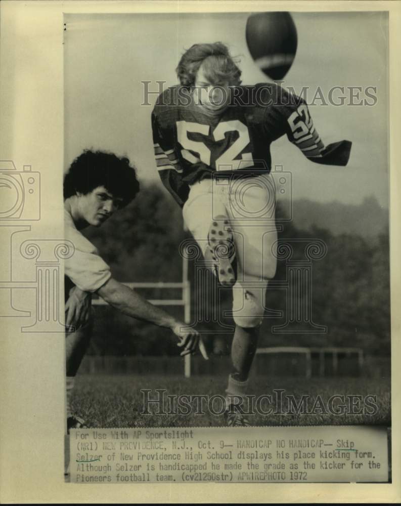 1972 Press Photo Handicap is no handicap for New Providence kicker Skip Selzer.- Historic Images