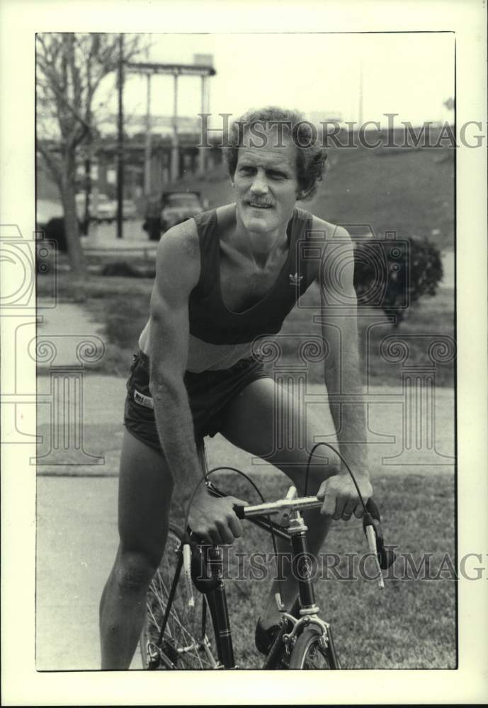 1980 Press Photo Former Olympic cyclist John Howard prepares for a ride.- Historic Images