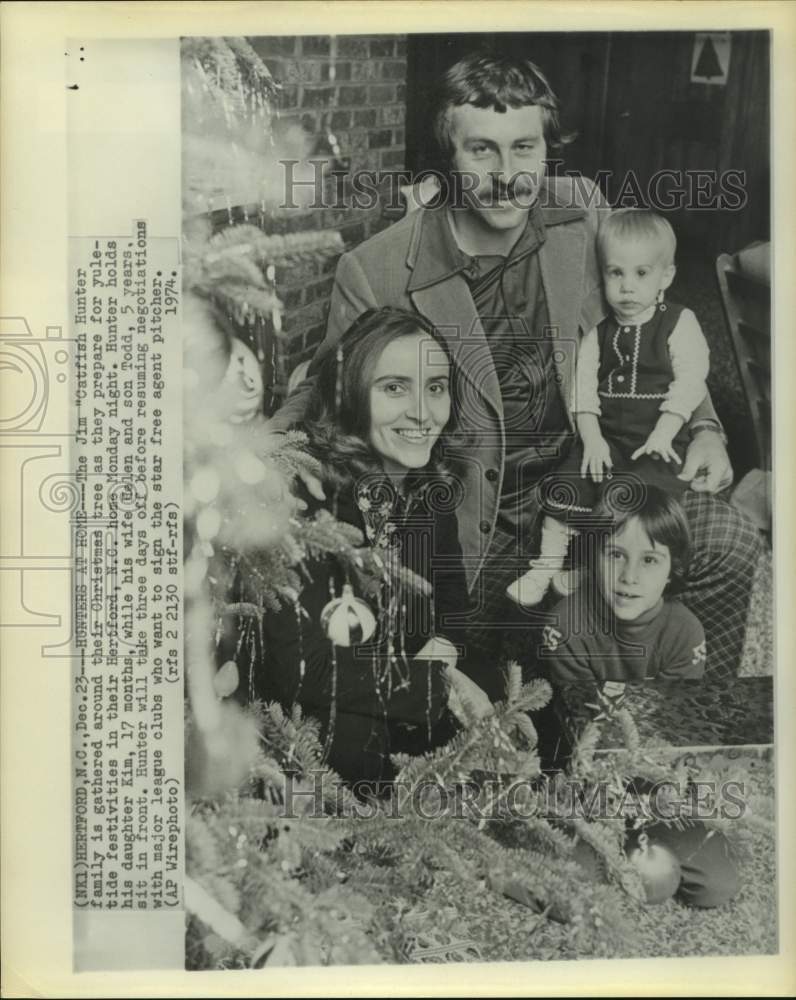 1974 Press Photo Pitcher Jim &quot;Catfish&quot; Hunter at home with family, Hertford, NC- Historic Images