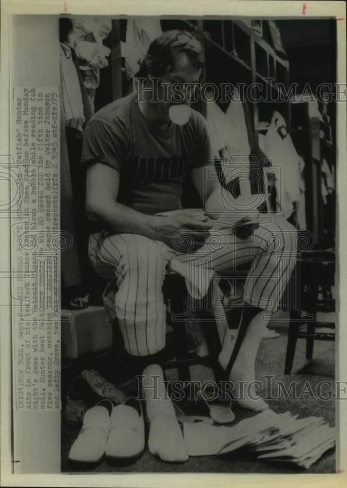 1975 Press Photo Yankees&#39; pitcher Jim &quot;Catfish&quot; Hunter reads fan mail at locker.- Historic Images