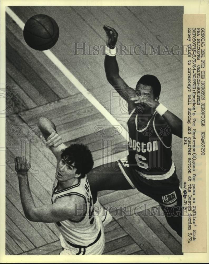 1981 Press Photo Celtics&#39; Rick Robey goes for pass to Rockets&#39; Tom Henderson.- Historic Images