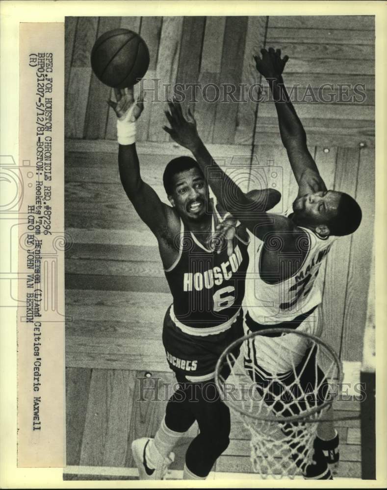 1981 Press Photo Boston&#39;s Cedric Maxwell tries to block Rockets&#39; Tom Henderson.- Historic Images