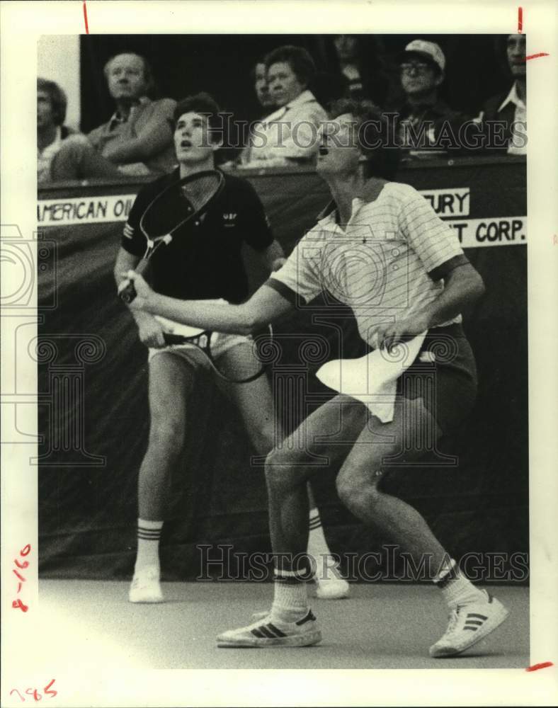 1980 Press Photo Pro tennis player Gilbert Howard waits on the ball. - hcs12386- Historic Images