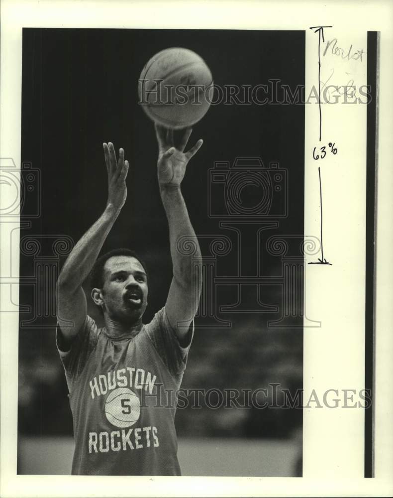 1984 Press Photo Houston Rockets point guard John Lucas takes a shot at practice- Historic Images