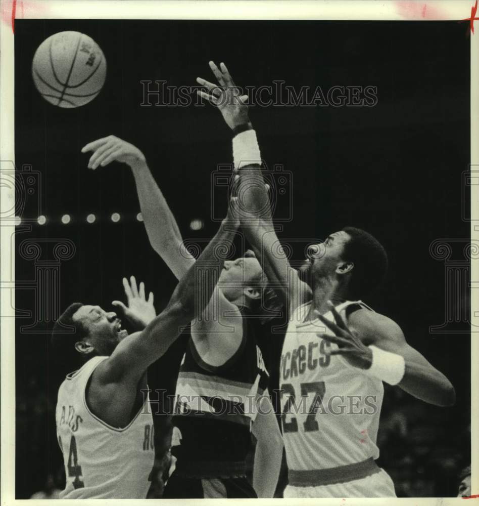 1983 Press Photo Rockets&#39; Hayes and Jones battle Nuggets&#39; Issel for a rebound.- Historic Images