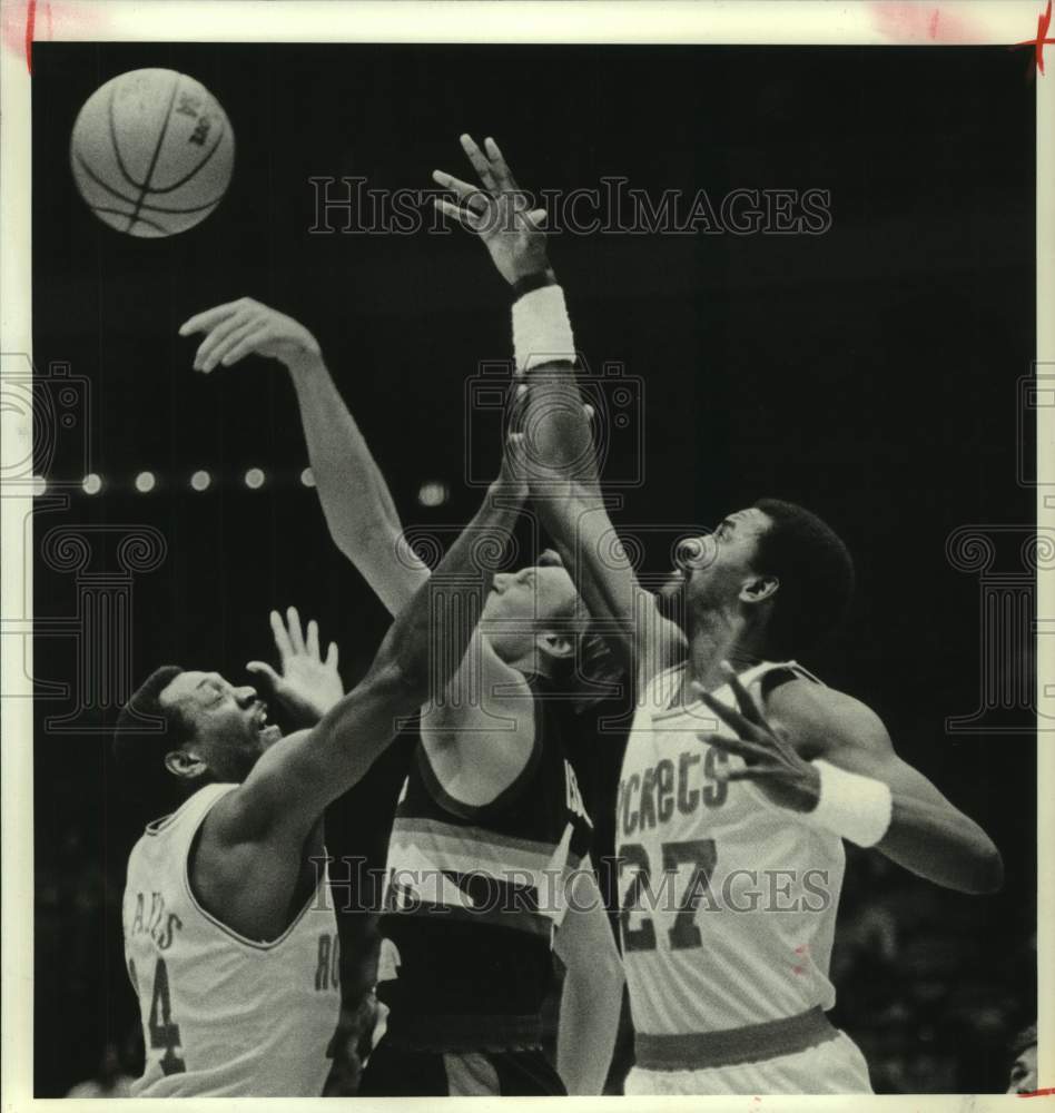 1983 Press Photo Rockets' Hayes and Jones battle Nuggets' Issel for a rebound.- Historic Images