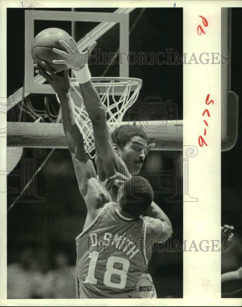 1984 Press Photo San Diego&#39;s Derek Smith shoots around Rockets Ralph Sampson.- Historic Images