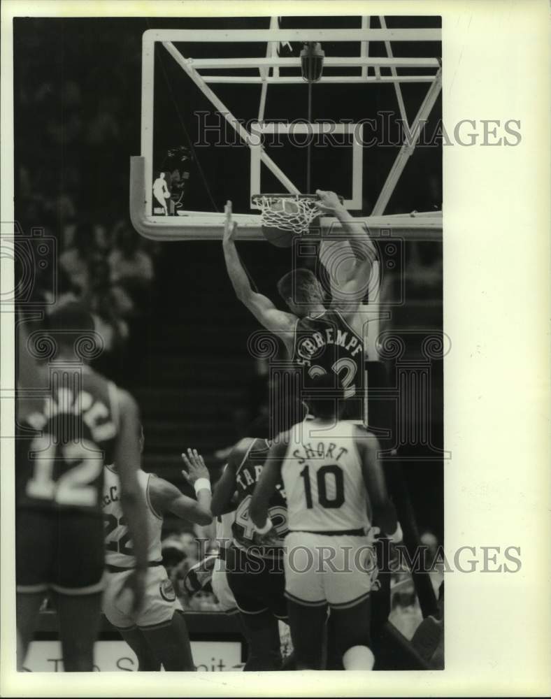 1988 Press Photo Dallas&#39; Detlef Schrempf slam dunks for two against the Rockets.- Historic Images