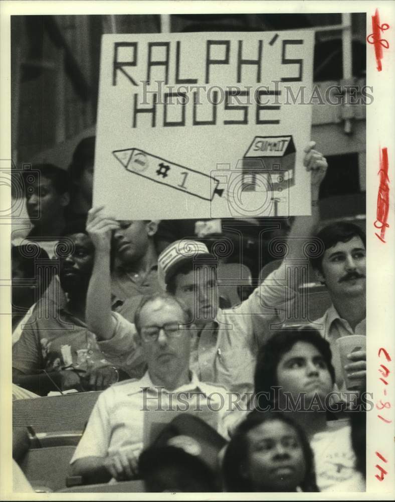 1983 Press Photo Rockets&#39; fans show support for center Ralph Sampson.- Historic Images