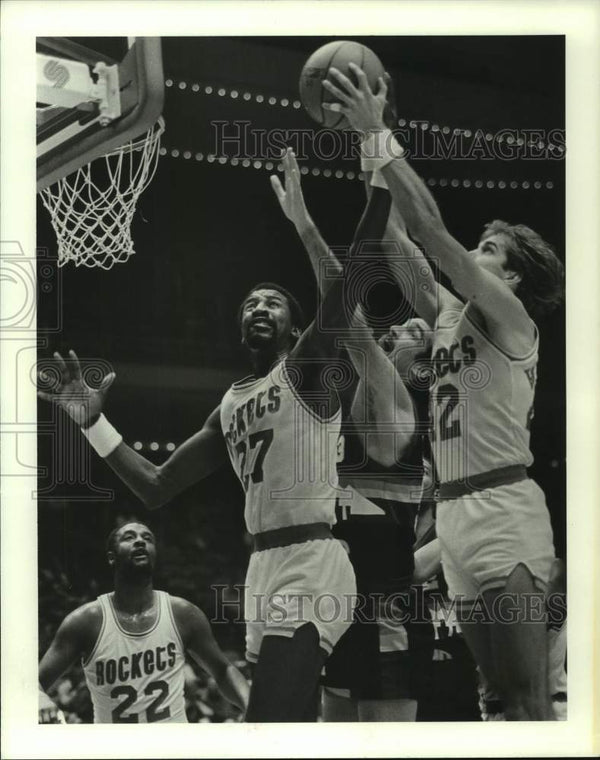1983 Press Photo Rockets' Jones and Walker battle Nuggets' Kelley for ...