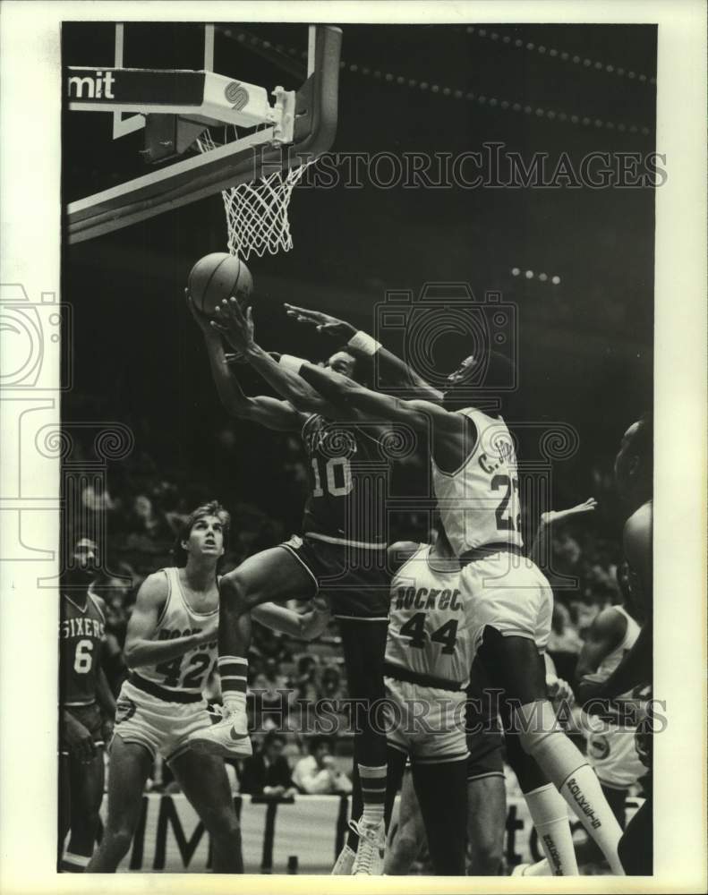 1985 Press Photo Rockets&#39; Calvin Murphy grabs more than ball on 76&#39;ers&#39; shooter.- Historic Images