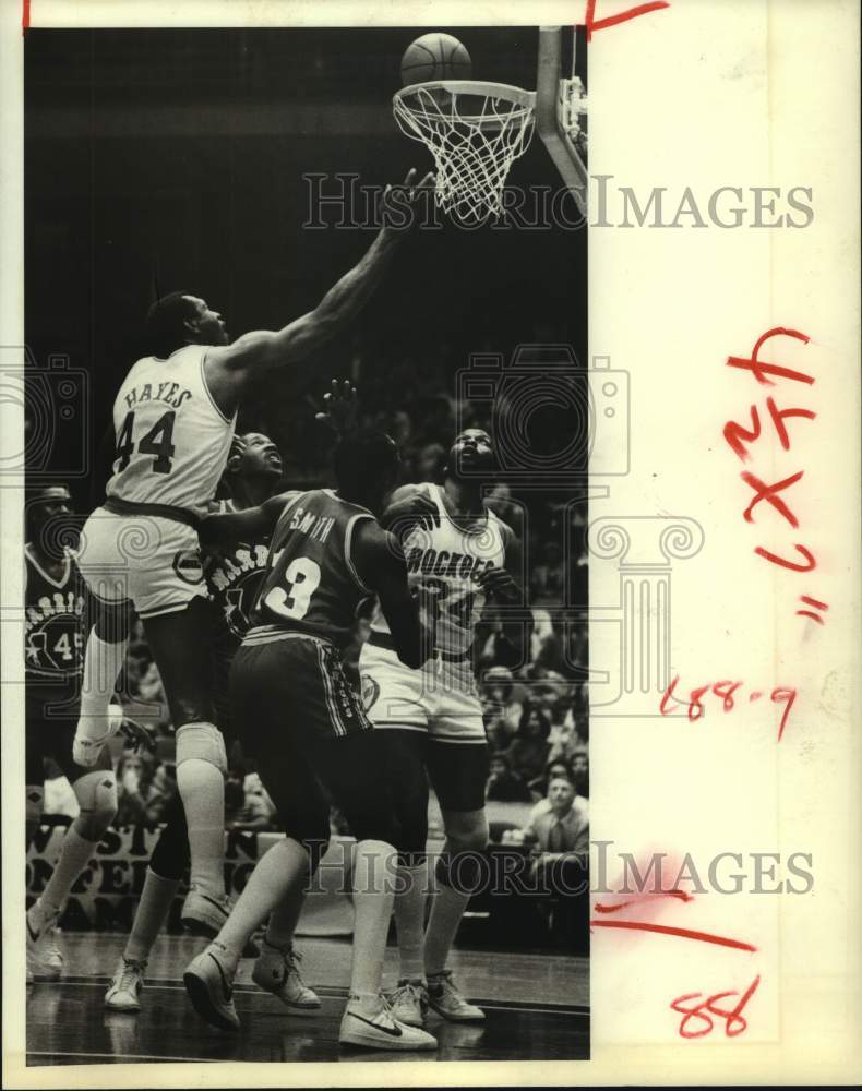 1982 Press Photo Rockets&#39; Elvin Hayes puts the ball in the basket for two points- Historic Images