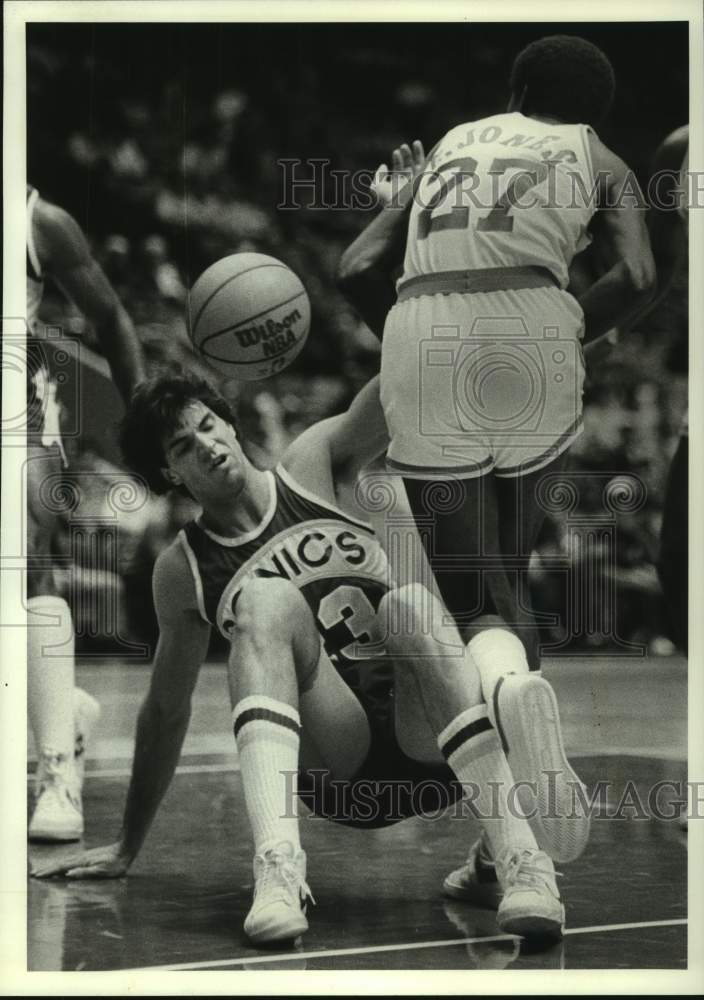 1982 Press Photo Rockets&#39; Caldwell Jones runs over Sonics&#39; player for loose ball- Historic Images